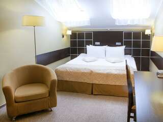 Гостиница Бест Вестерн Калуга Калуга Номер стандарт с 1 двуспальной кроватью (мансарда)-2